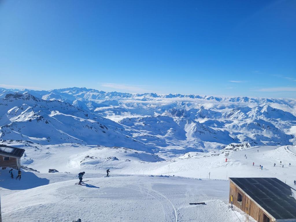 Pistes enneigées et panorama sur le domaine des 3 Vallées depuis Val Thorens