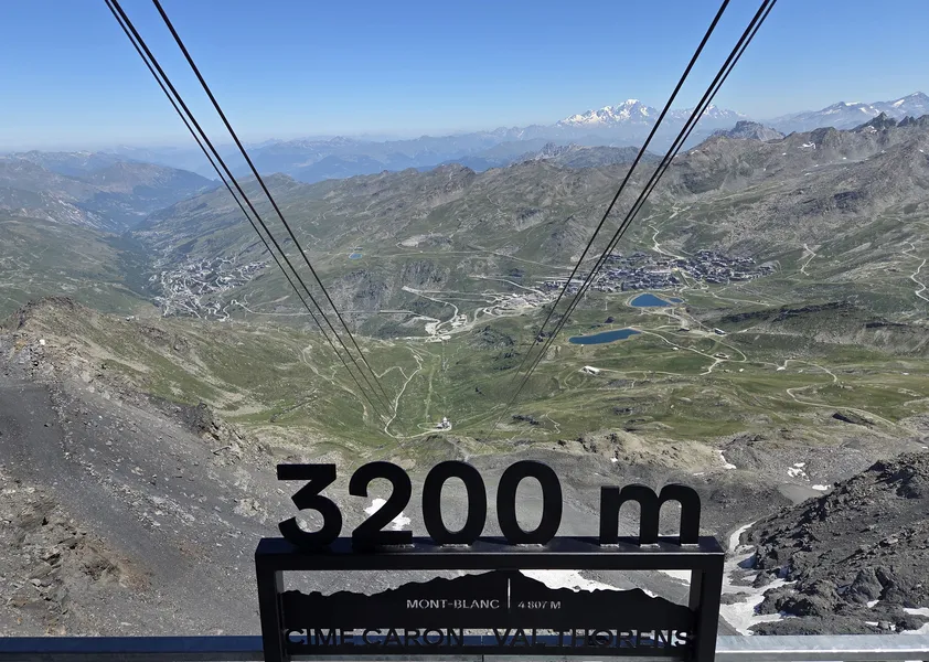 Vue sur Val Thorens et le Mont Blanc depuis la Cime Caron à 3 200 m, accessible depuis Orelle