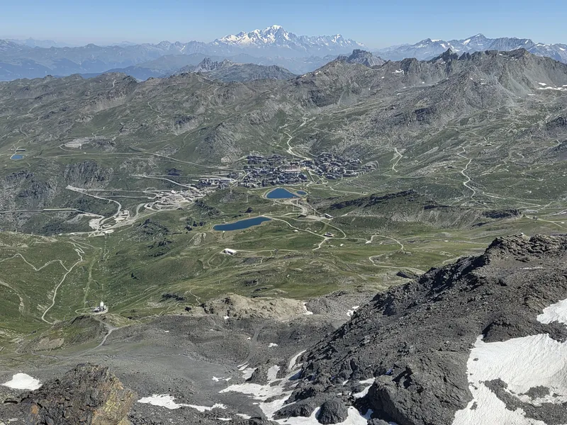 Panorama sur Val Thorens et le Mont Blanc depuis la Cime Caron à 3 200 m