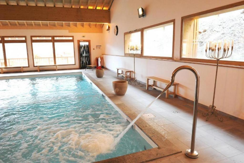 Espace détente avec piscine intérieure à Orelle